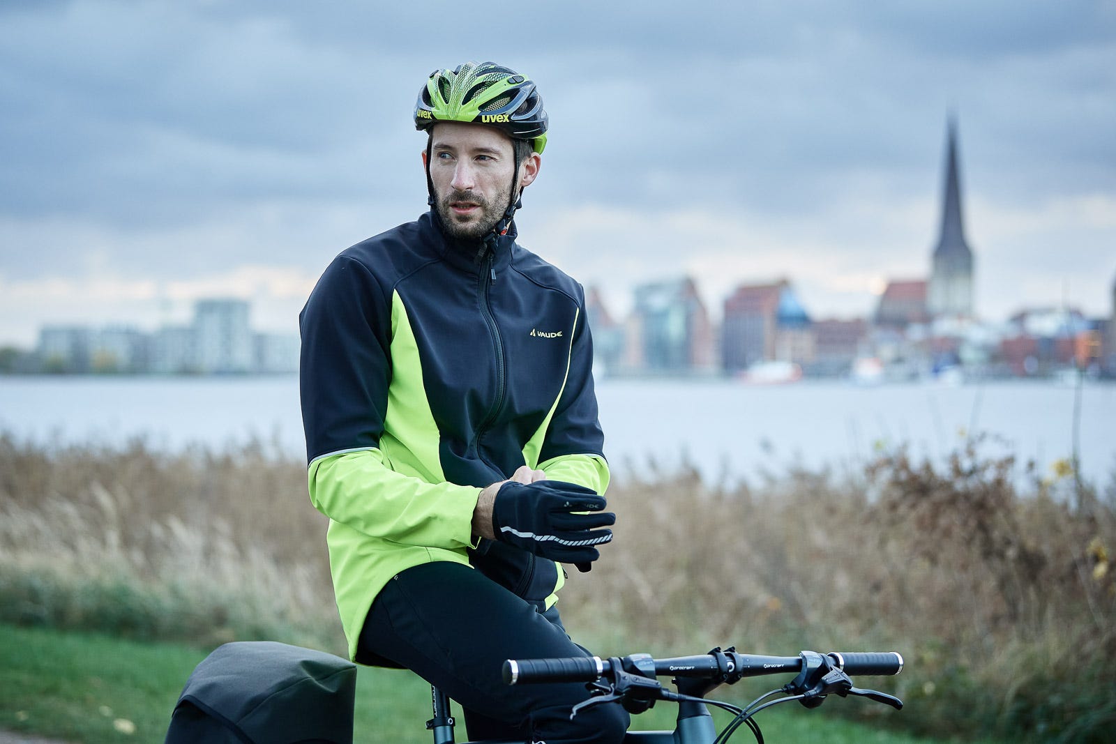 Fahrrad-Pendler mit Softshell-Jacke