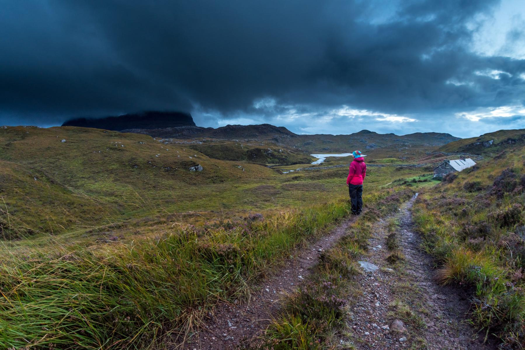 dunkle Wolken beim Wandern in Irland