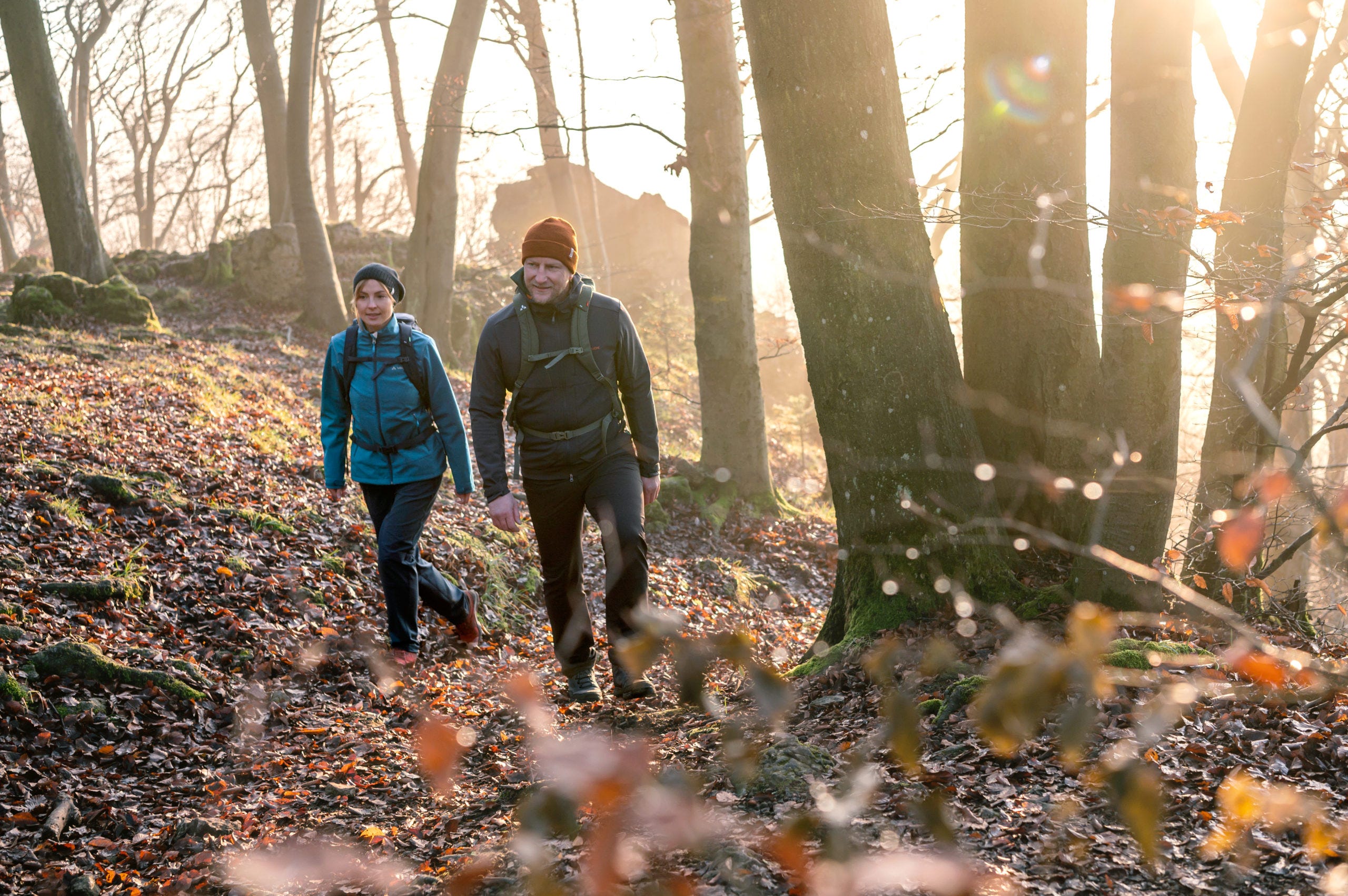 Herbstwald-Wanderung mit Softshell-Jacken