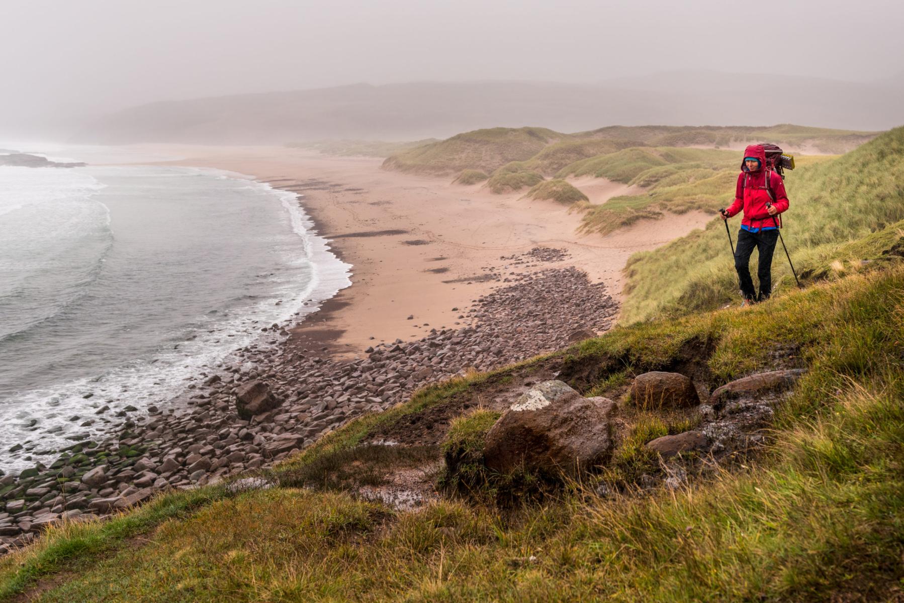 Küstenwanderung mit Softshell-Bekleidung