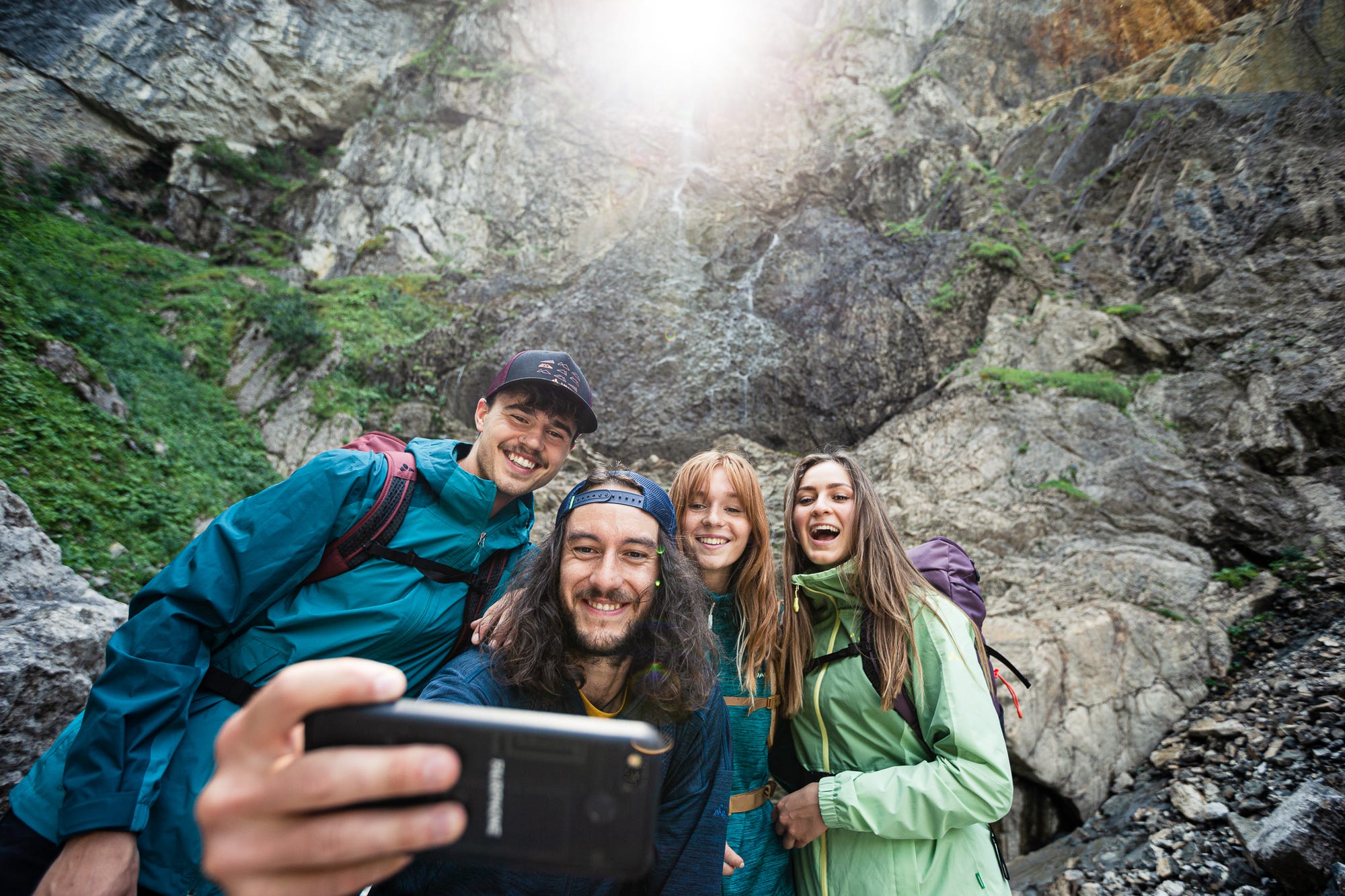 Vier Wandernde VAUDE Bekleidung machen ein Selfie.