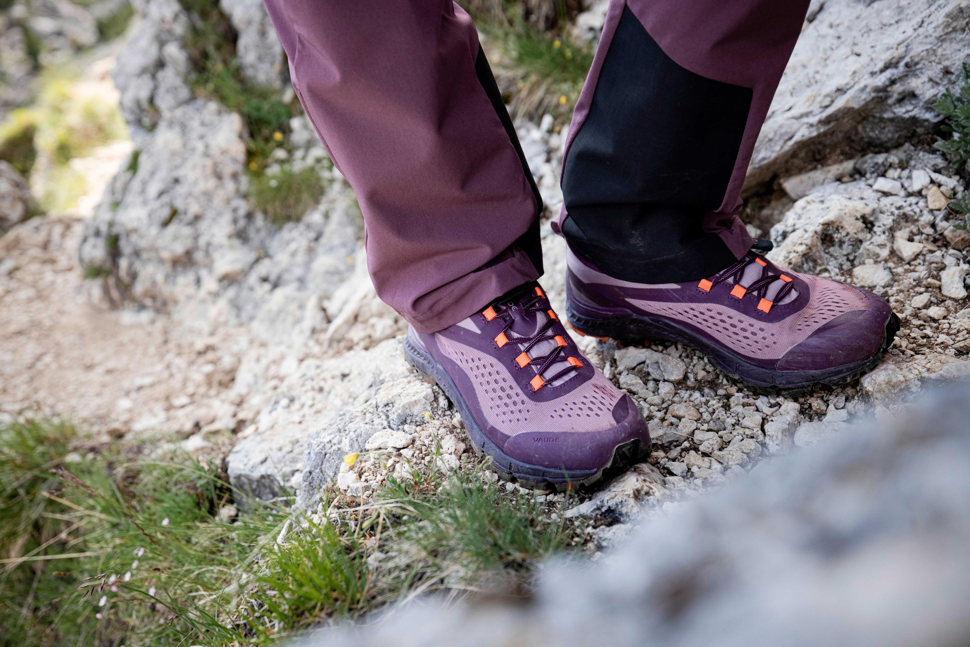 Wanderschuhe auf steinigem Bergweg