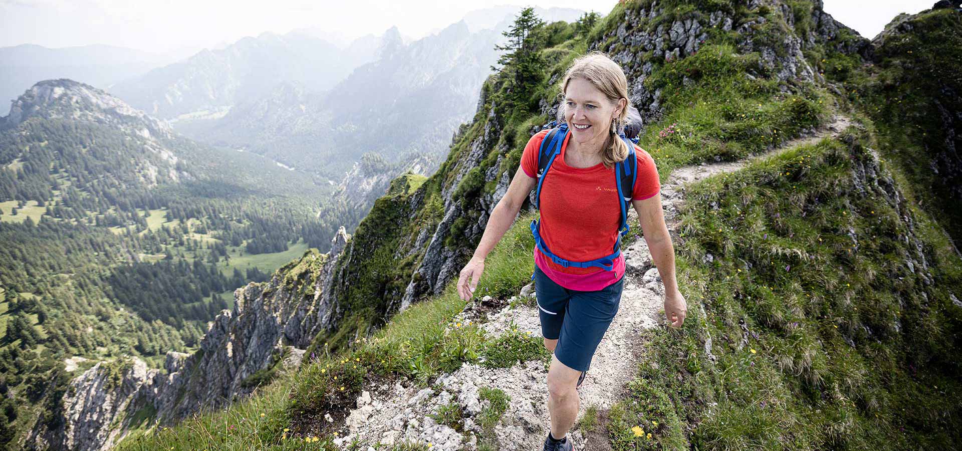 Antje von Dewitz, VAUDE Geschäftsführerin, in den Bergen beim Wandern