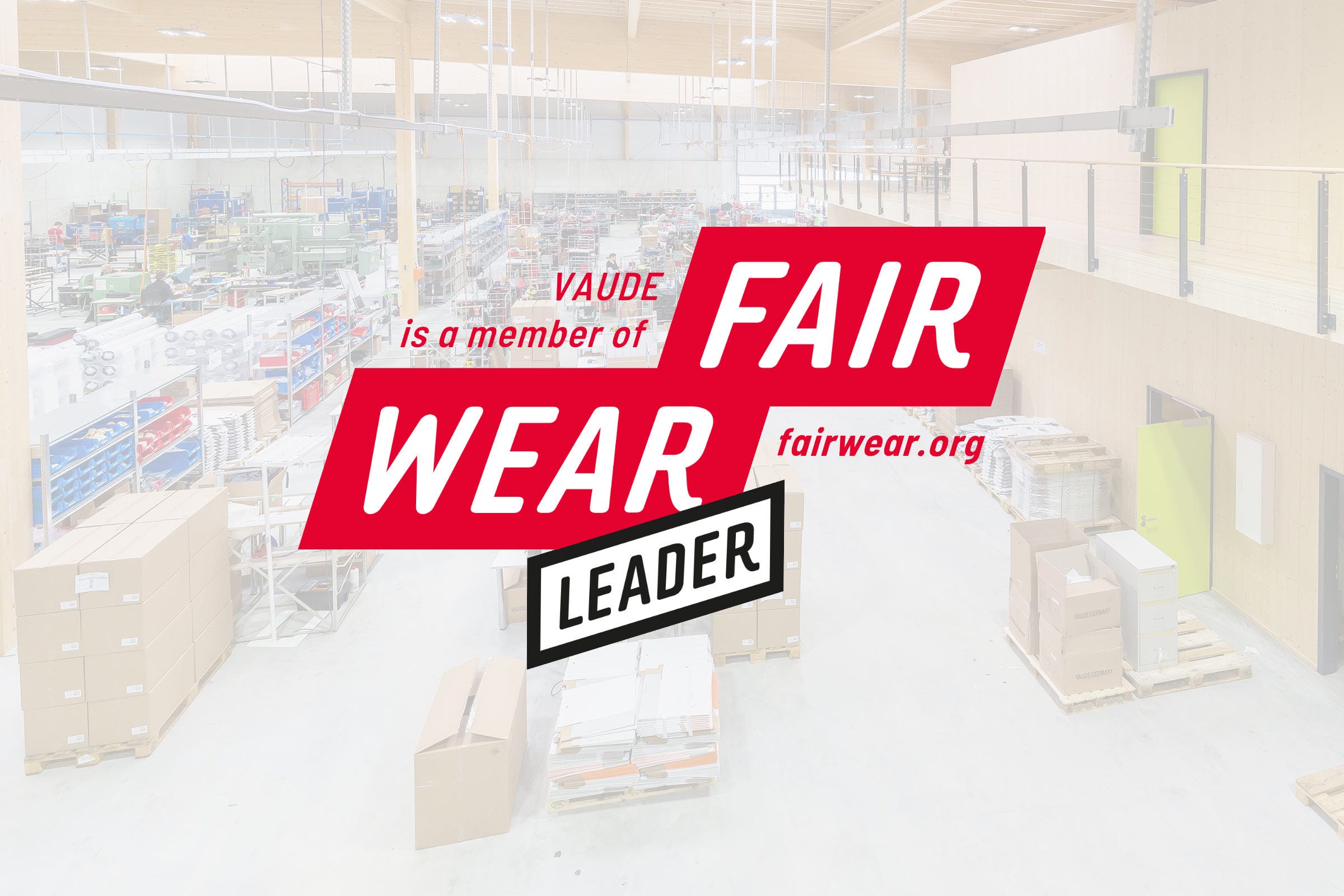 Im Hintergrund ein Lagerraum mit dem Fair Wear Logo überlagert.