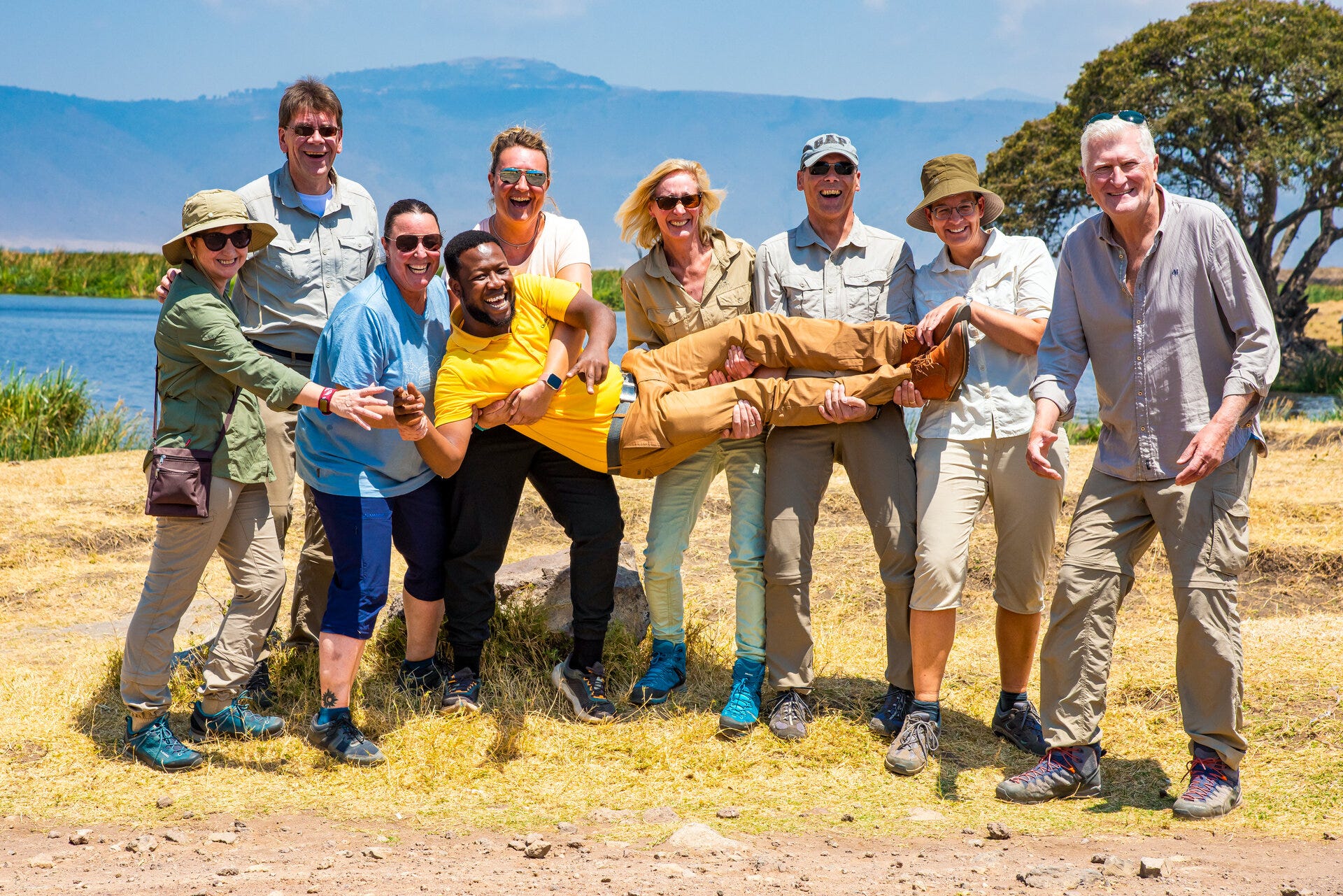 Bild von einer Reisegruppe, der Reiseleiter trägt ein Chamäleon Poloshirt Bild von einer Reisegruppe, der Reiseleiter trägt ein Chamäleon Poloshirt