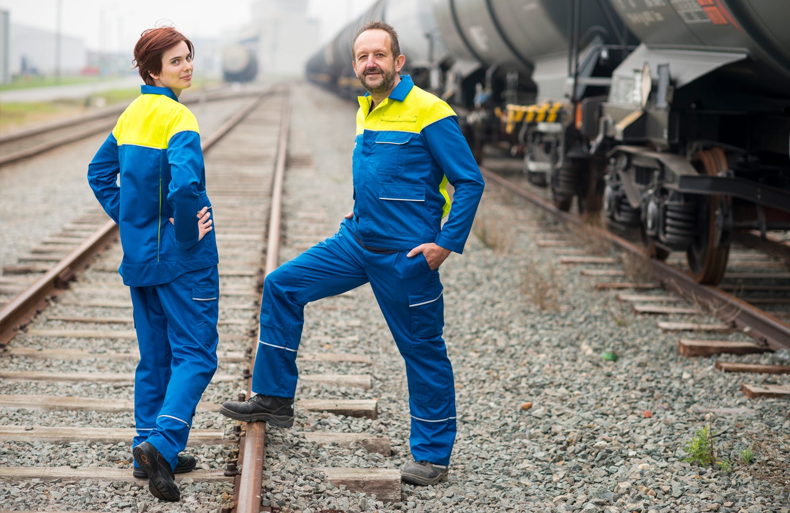 Mitarbeiter der basf in Arbeitsbekleidung auf Zugschienen Mitarbeiter der basf in Arbeitsbekleidung auf Zugschienen