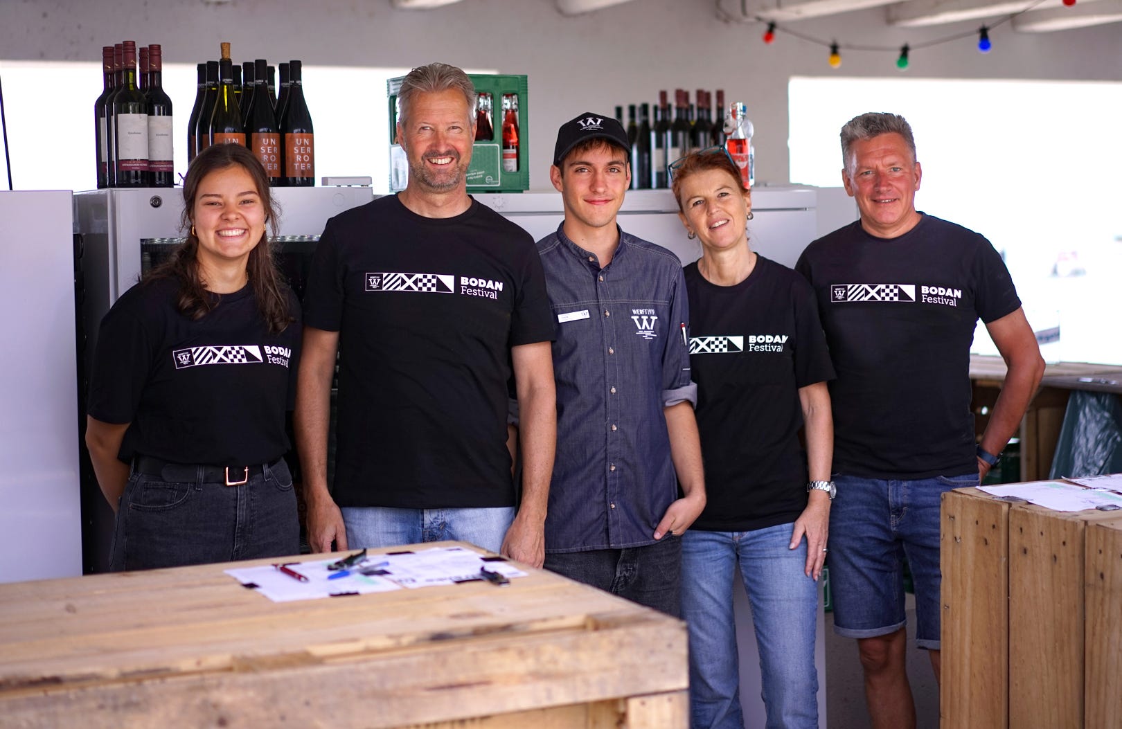 Mitarbeiter des Bodan Festivals in umweltfreundlichen T-Shirts