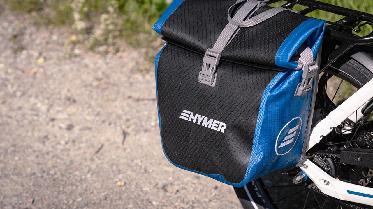 Fahrradtasche in schwarz blau mit der Aufschrift Hymer