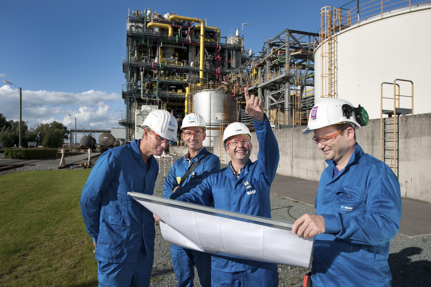 BASF Mitarbeiter die sich einen Plan ansehen