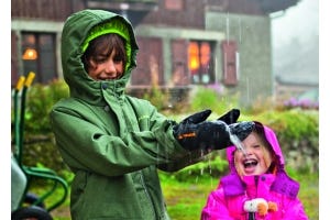 Zwei Kinder in VAUDE Regenkleidung